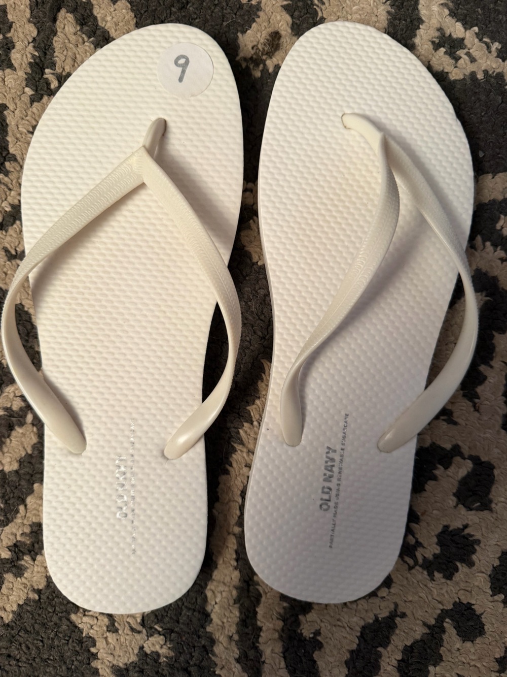 Old Navy White Women's Flip Flop Sandals